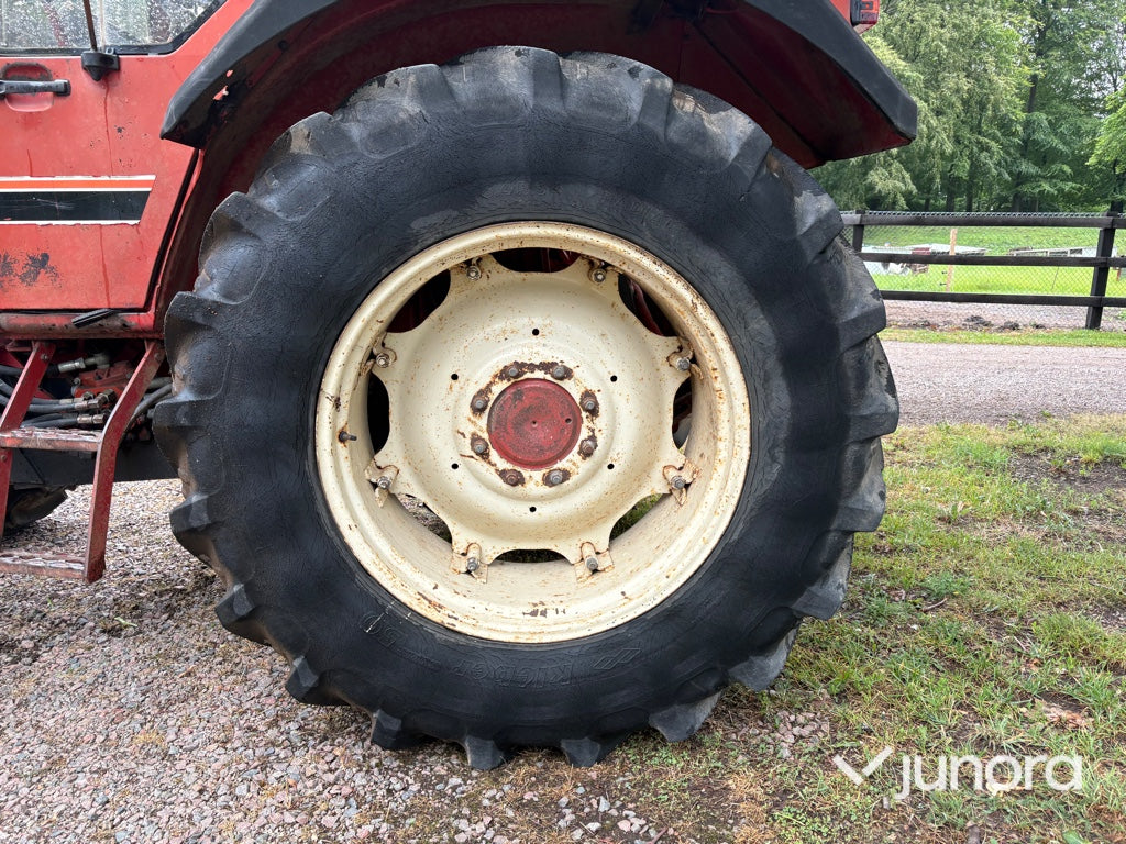 Traktor – International 844 AXL med Ålö Quicke 3360 WS lastare