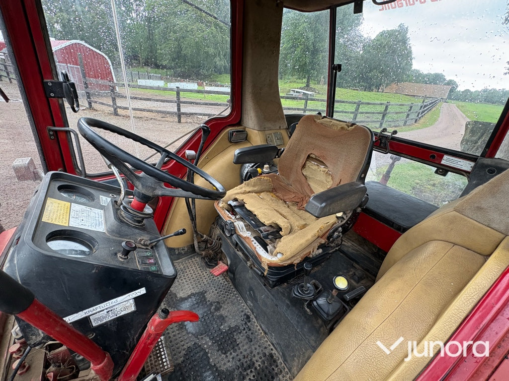 Traktor – International 844 AXL med Ålö Quicke 3360 WS lastare