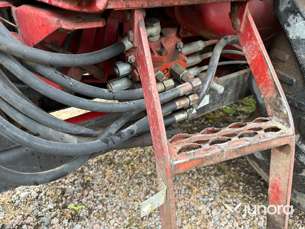 Traktor – International 844 AXL med Ålö Quicke 3360 WS lastare