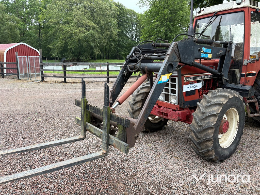 Traktor – International 844 AXL med Ålö Quicke 3360 WS lastare