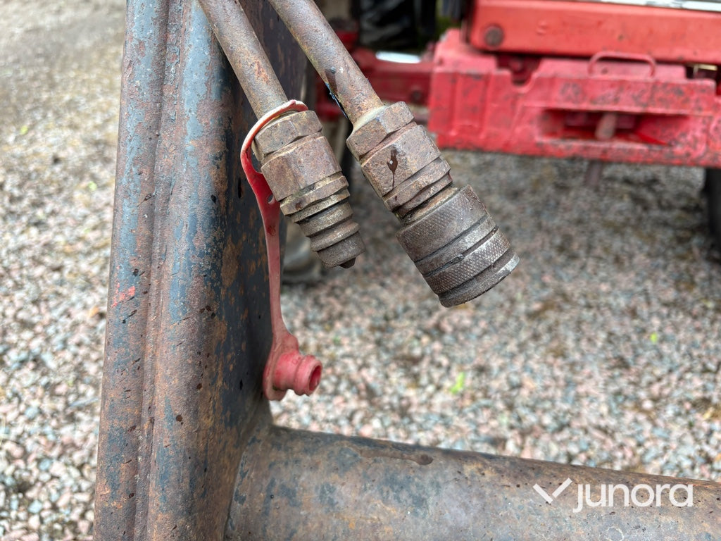 Traktor – International 844 AXL med Ålö Quicke 3360 WS lastare