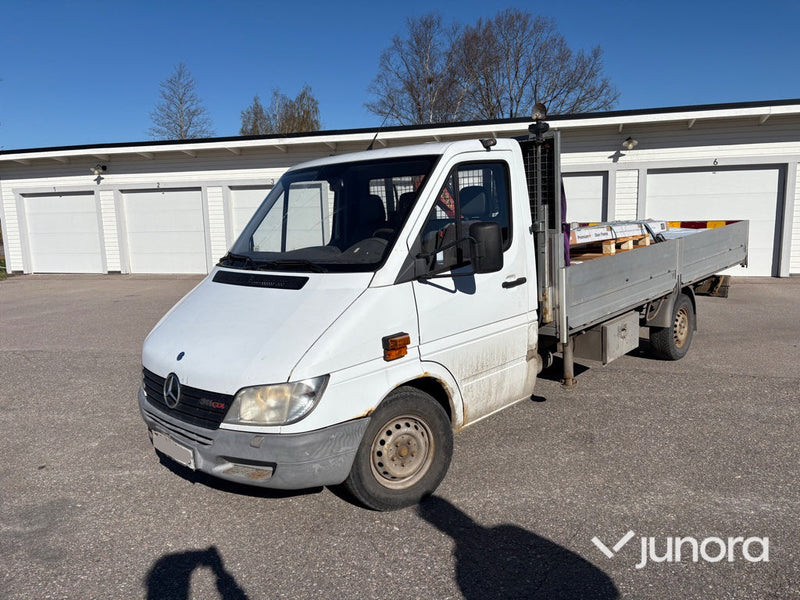 Lastbil - Mercedes-Benz 311 CDI med kran