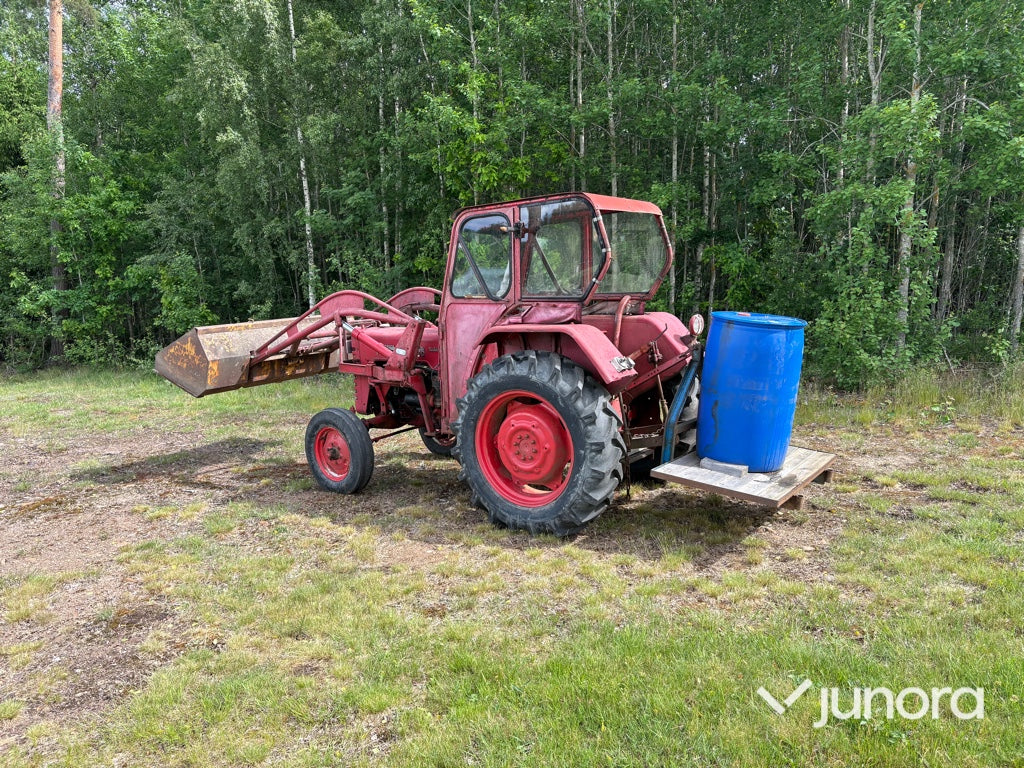 Traktor - McCormick International B-414, med Ålö Frontlastare