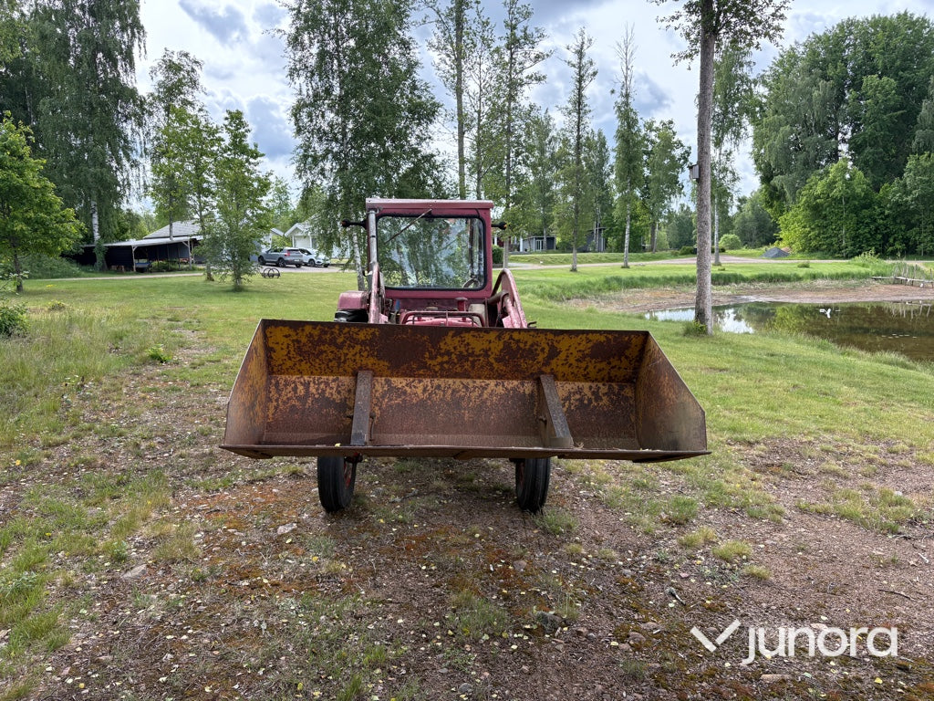 Traktor - McCormick International B-414, med Ålö Frontlastare