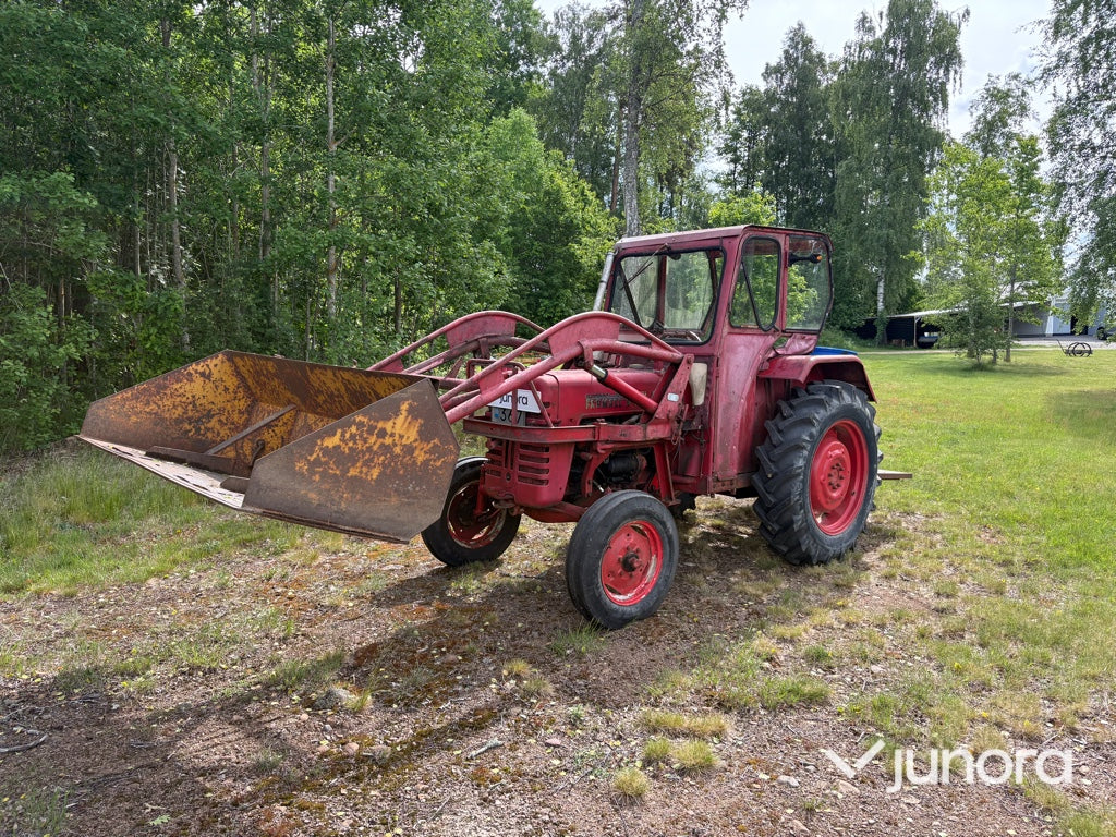 Traktor - McCormick International B-414, med Ålö Frontlastare