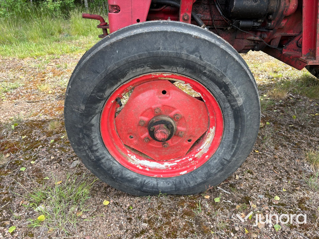 Traktor - McCormick International B-414, med Ålö Frontlastare