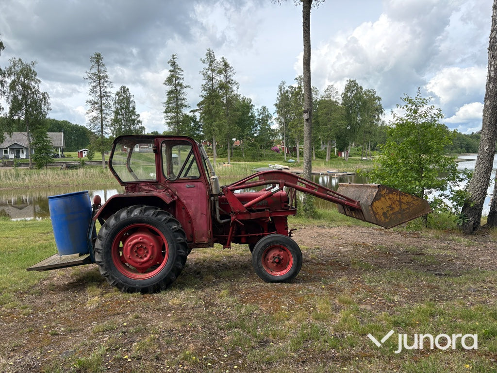Traktor - McCormick International B-414, med Ålö Frontlastare