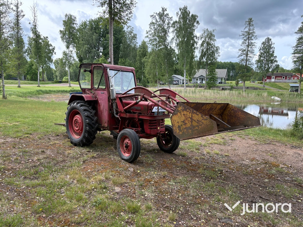 Traktor - McCormick International B-414, med Ålö Frontlastare