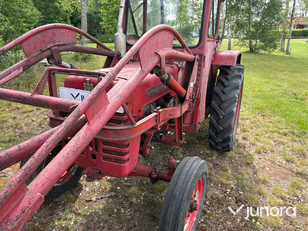 Traktor - McCormick International B-414, med Ålö Frontlastare