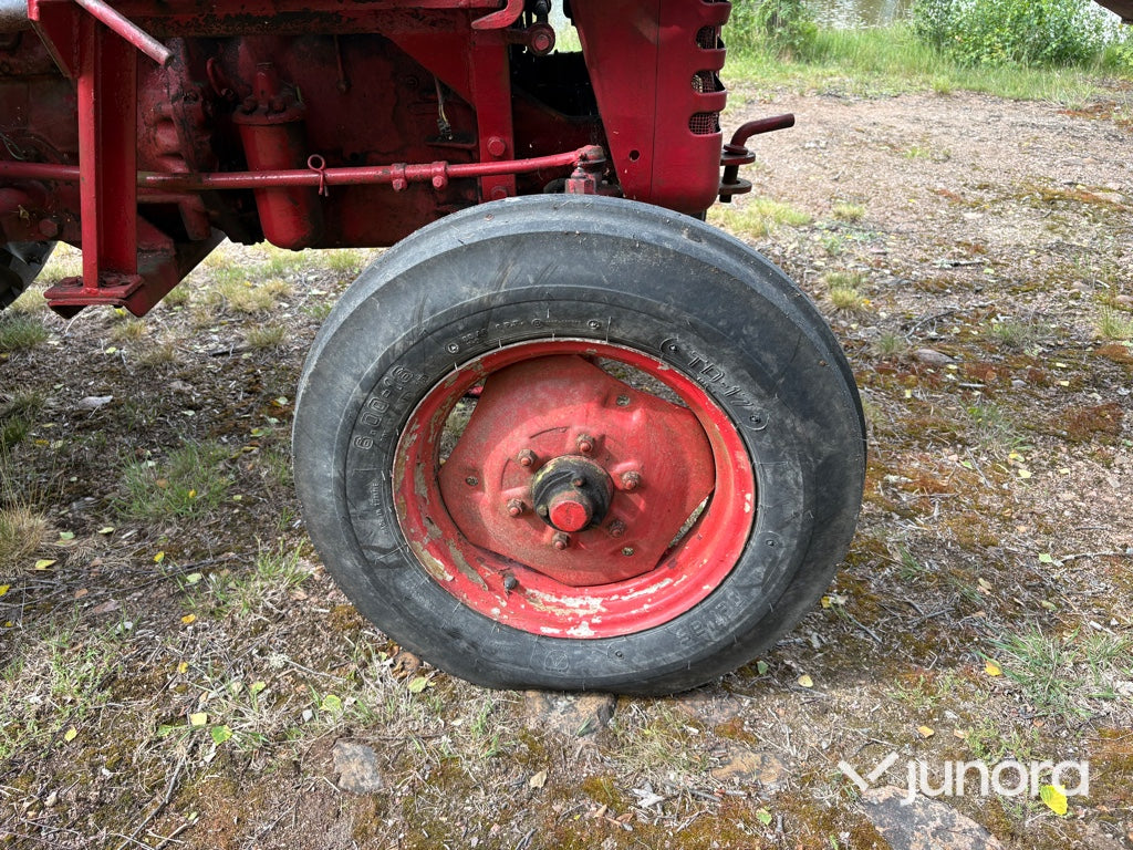 Traktor - McCormick International B-414, med Ålö Frontlastare