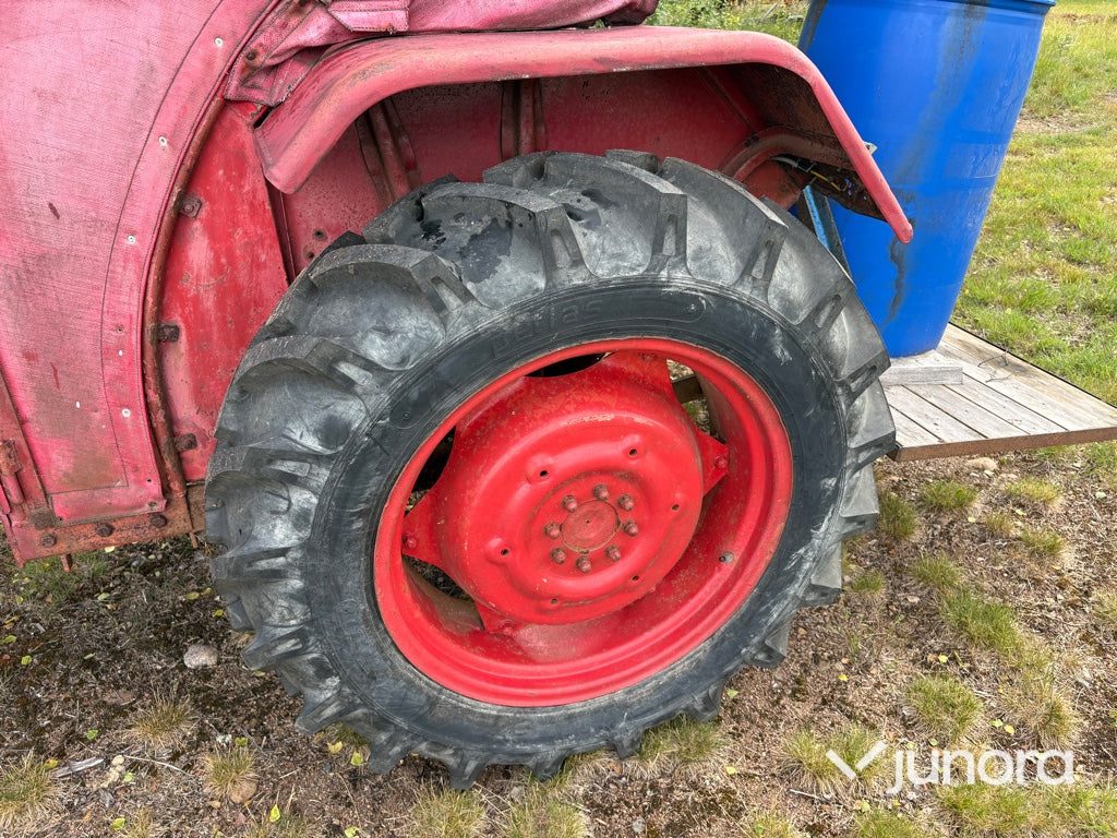 Traktor - McCormick International B-414, med Ålö Frontlastare