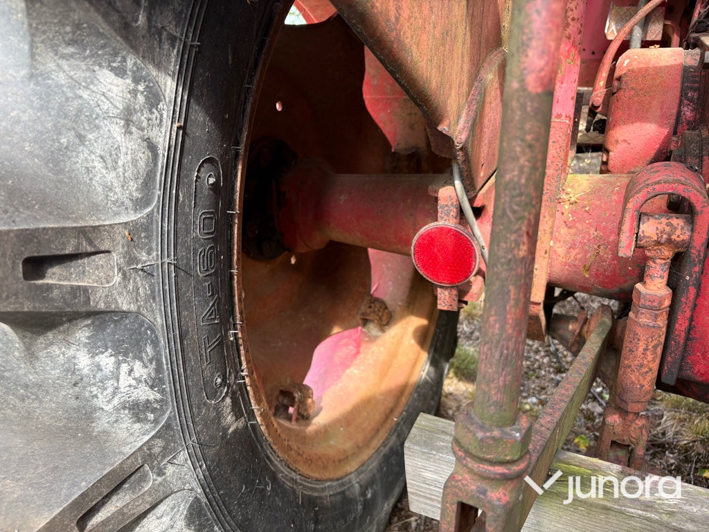 Traktor - McCormick International B-414, med Ålö Frontlastare