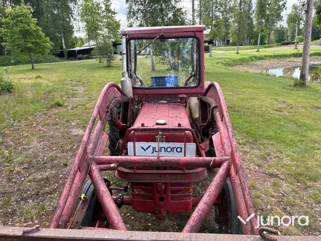 Traktor - McCormick International B-414, med Ålö Frontlastare