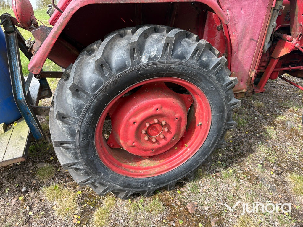 Traktor - McCormick International B-414, med Ålö Frontlastare