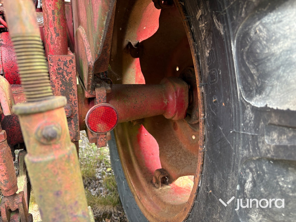 Traktor - McCormick International B-414, med Ålö Frontlastare