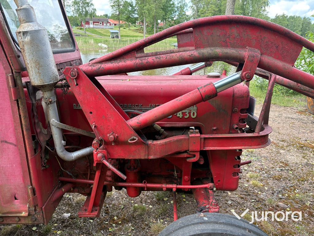 Traktor - McCormick International B-414, med Ålö Frontlastare