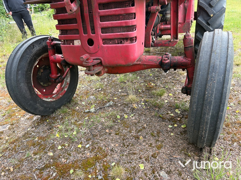 Traktor - McCormick International B-414, med Ålö Frontlastare