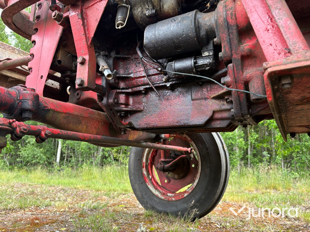 Traktor - McCormick International B-414, med Ålö Frontlastare