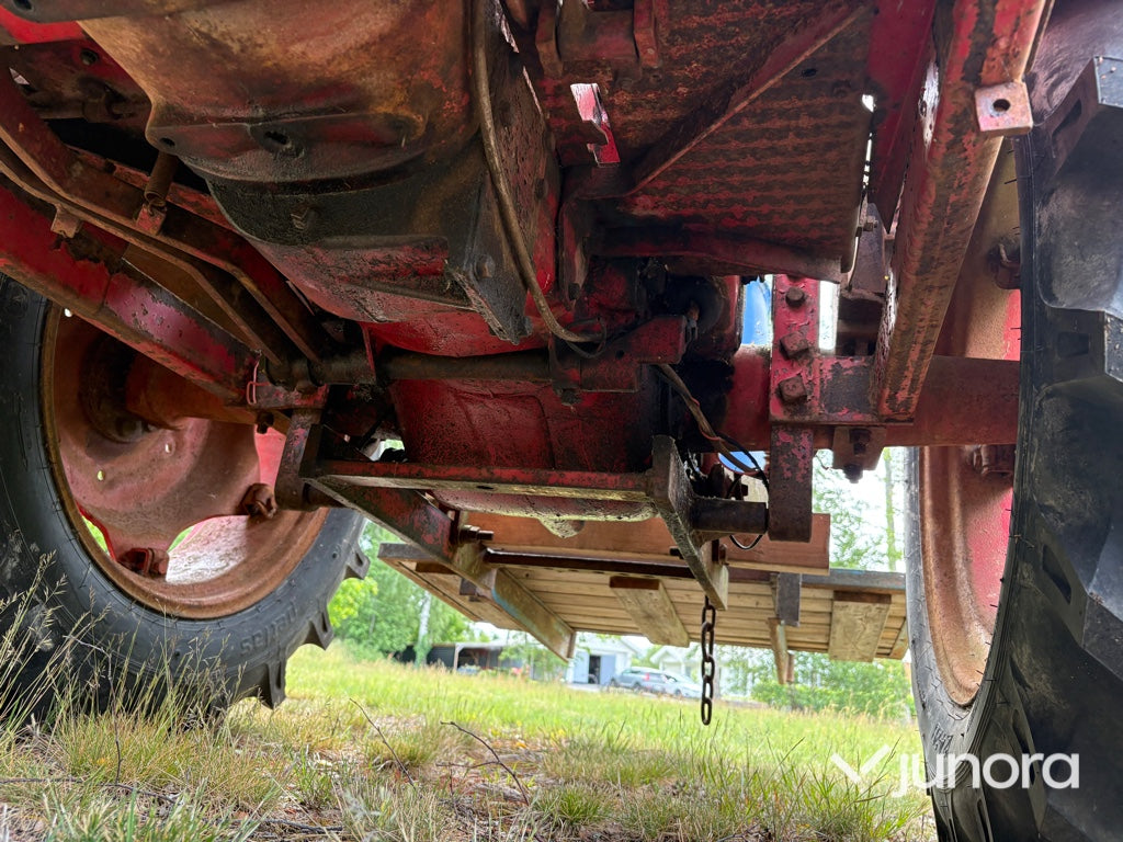 Traktor - McCormick International B-414, med Ålö Frontlastare