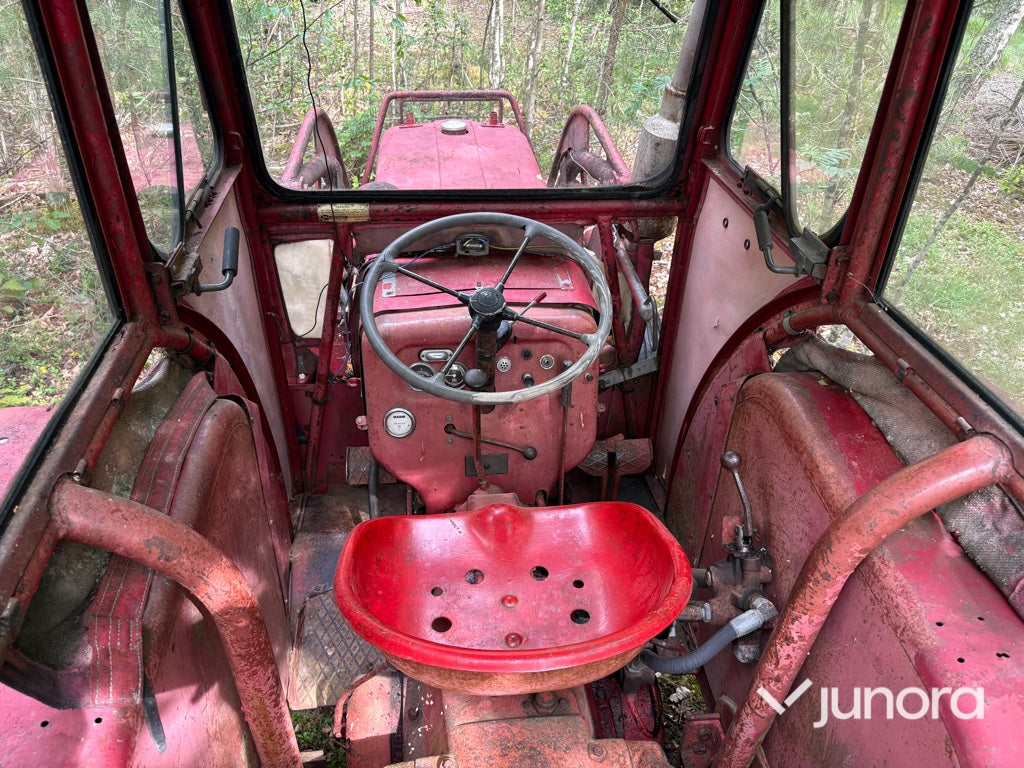 Traktor - McCormick International B-414, med Ålö Frontlastare