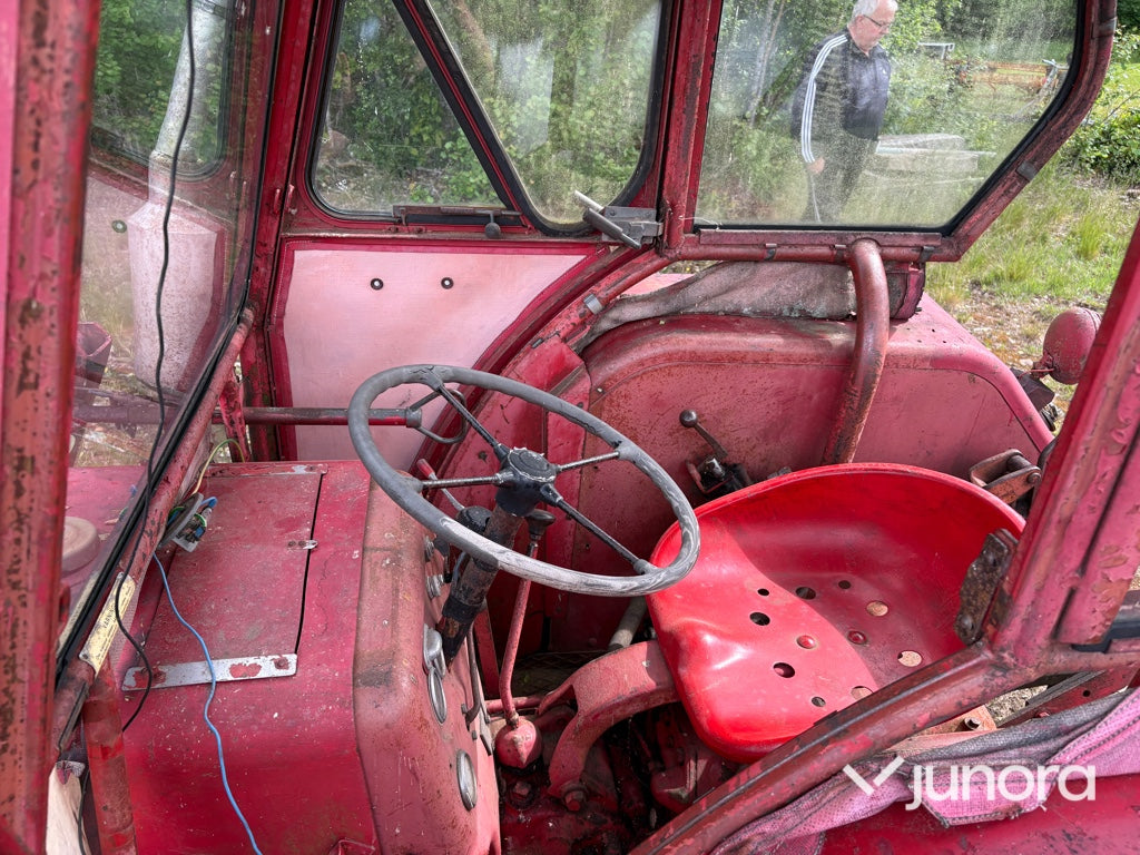 Traktor - McCormick International B-414, med Ålö Frontlastare