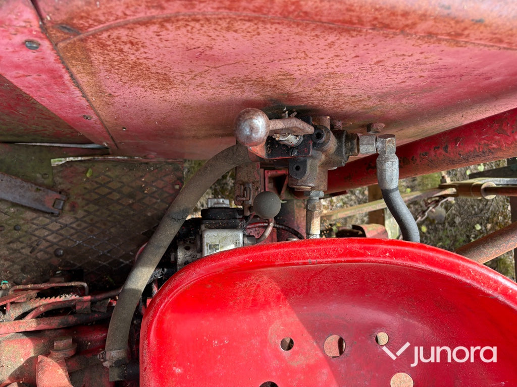 Traktor - McCormick International B-414, med Ålö Frontlastare