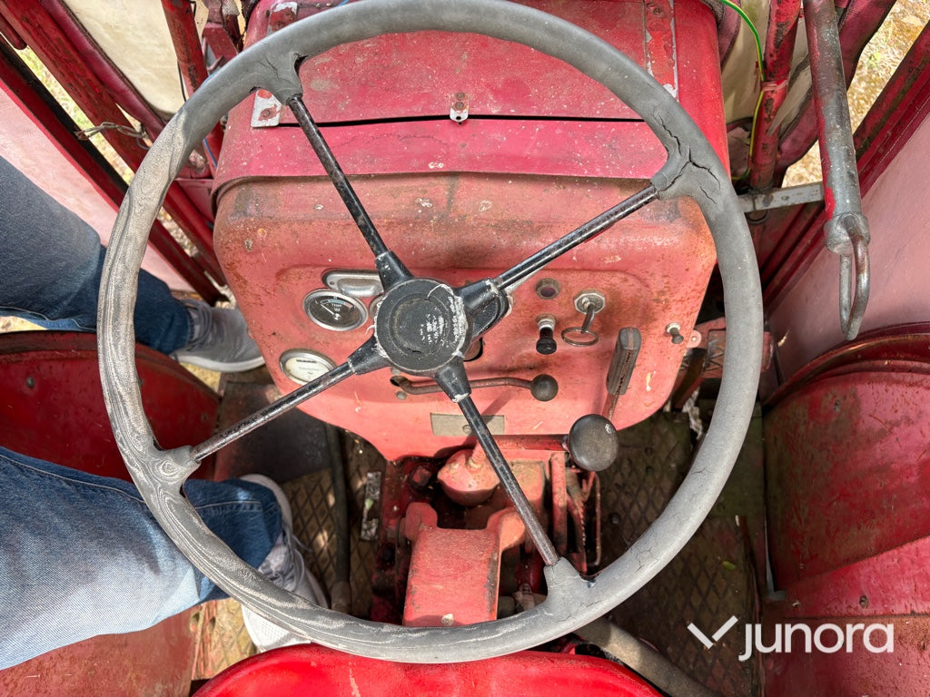 Traktor - McCormick International B-414, med Ålö Frontlastare