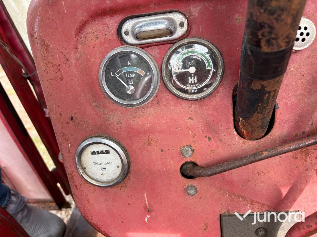 Traktor - McCormick International B-414, med Ålö Frontlastare