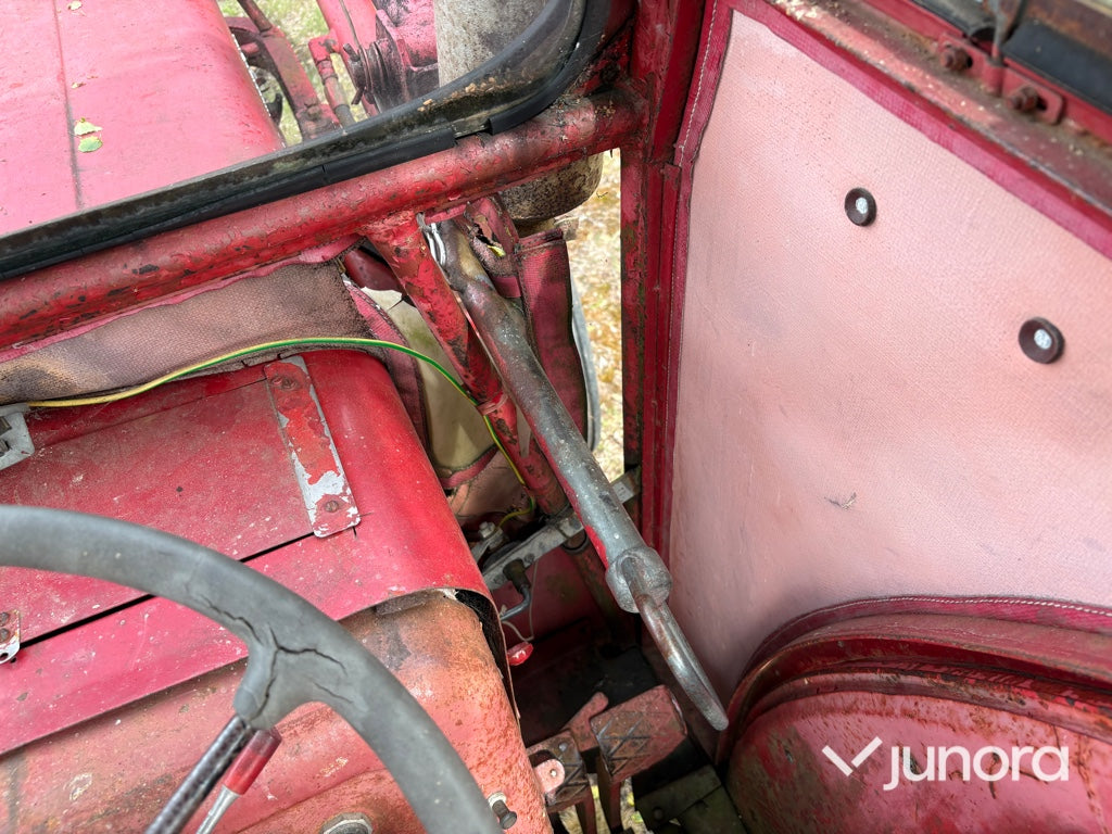 Traktor - McCormick International B-414, med Ålö Frontlastare