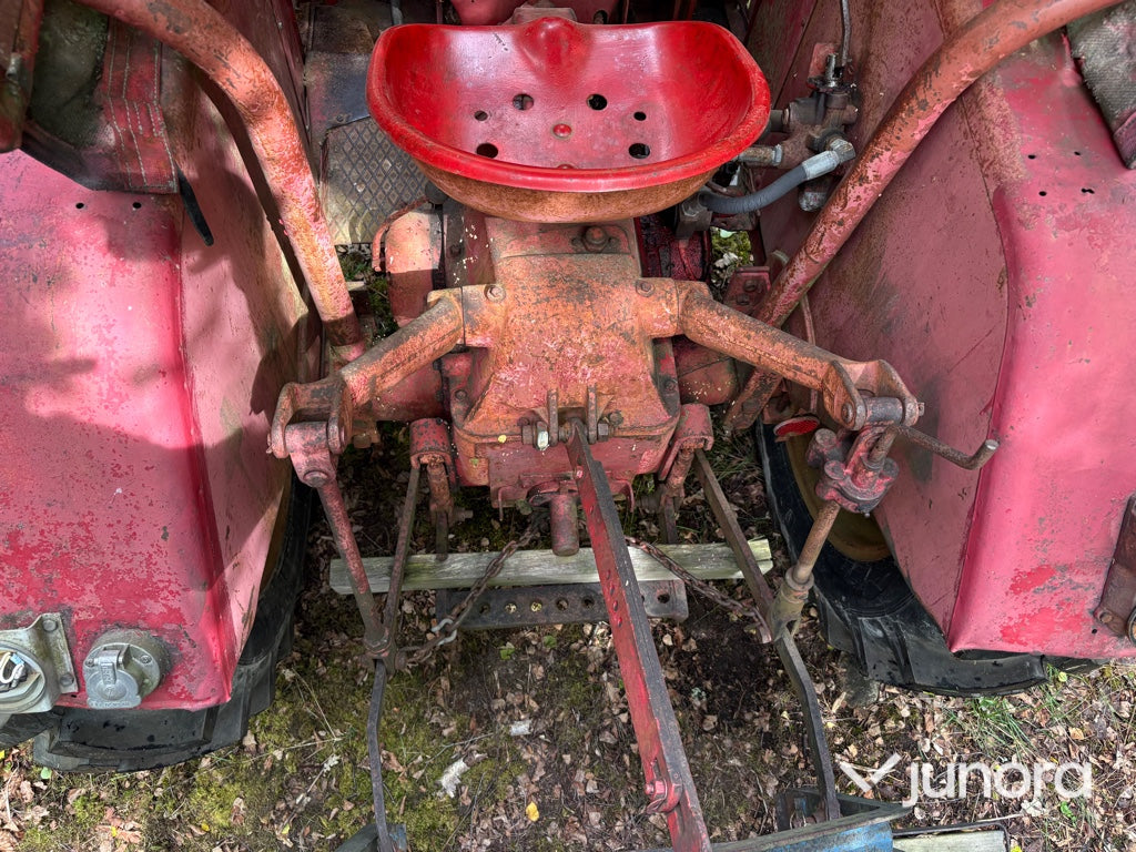 Traktor - McCormick International B-414, med Ålö Frontlastare
