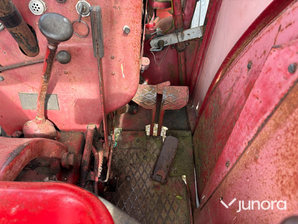 Traktor - McCormick International B-414, med Ålö Frontlastare