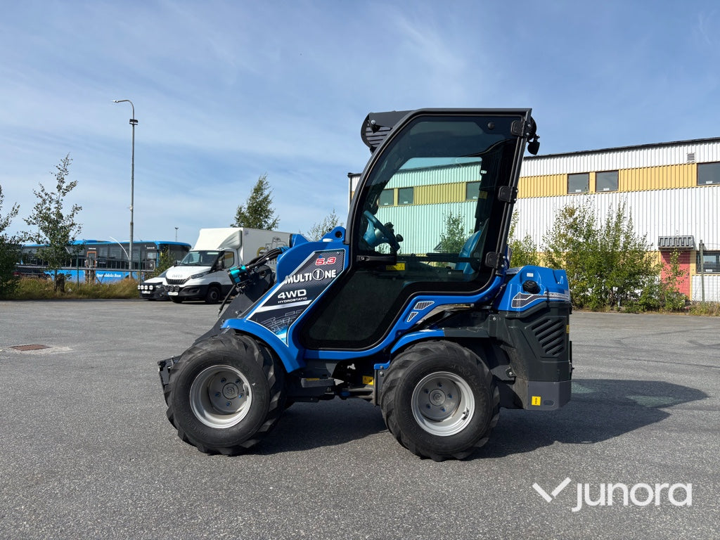 Kompaktlastare med redskap MultiOne 5.3K