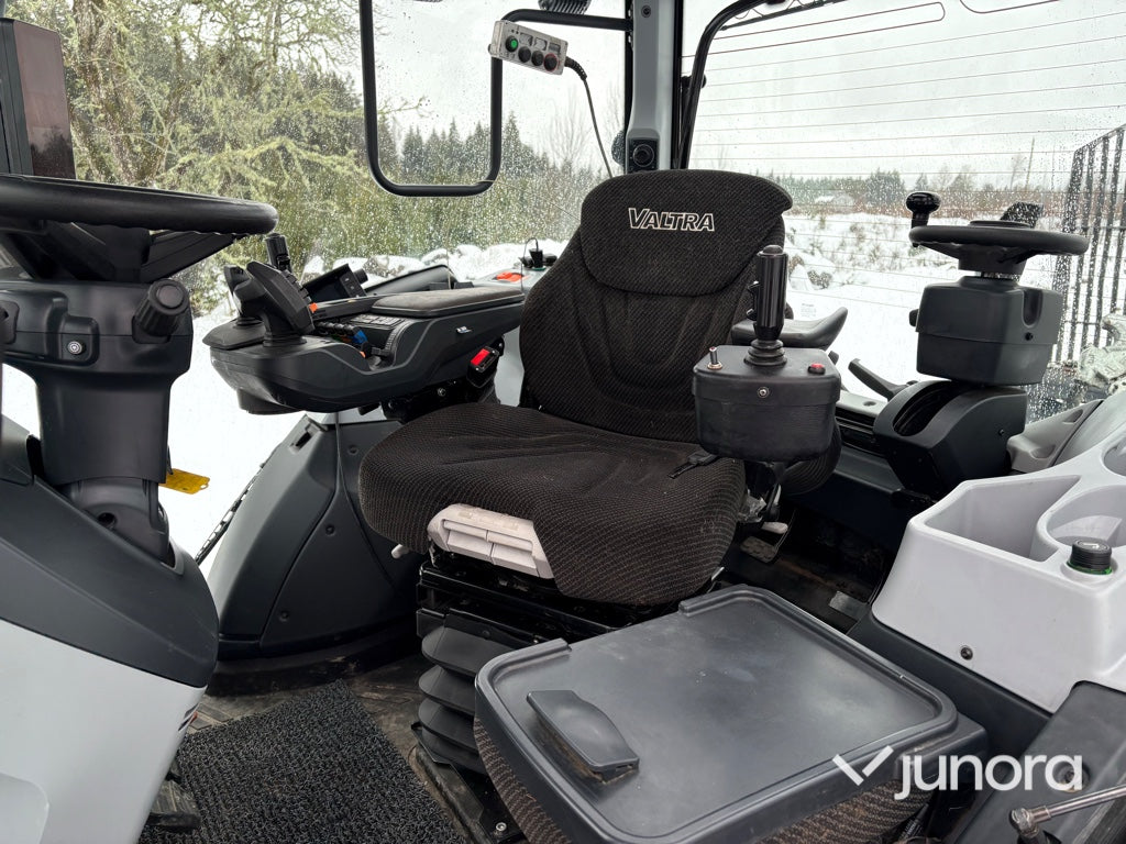 Traktor – Valtra N175 Direct, med twintrac & lastare