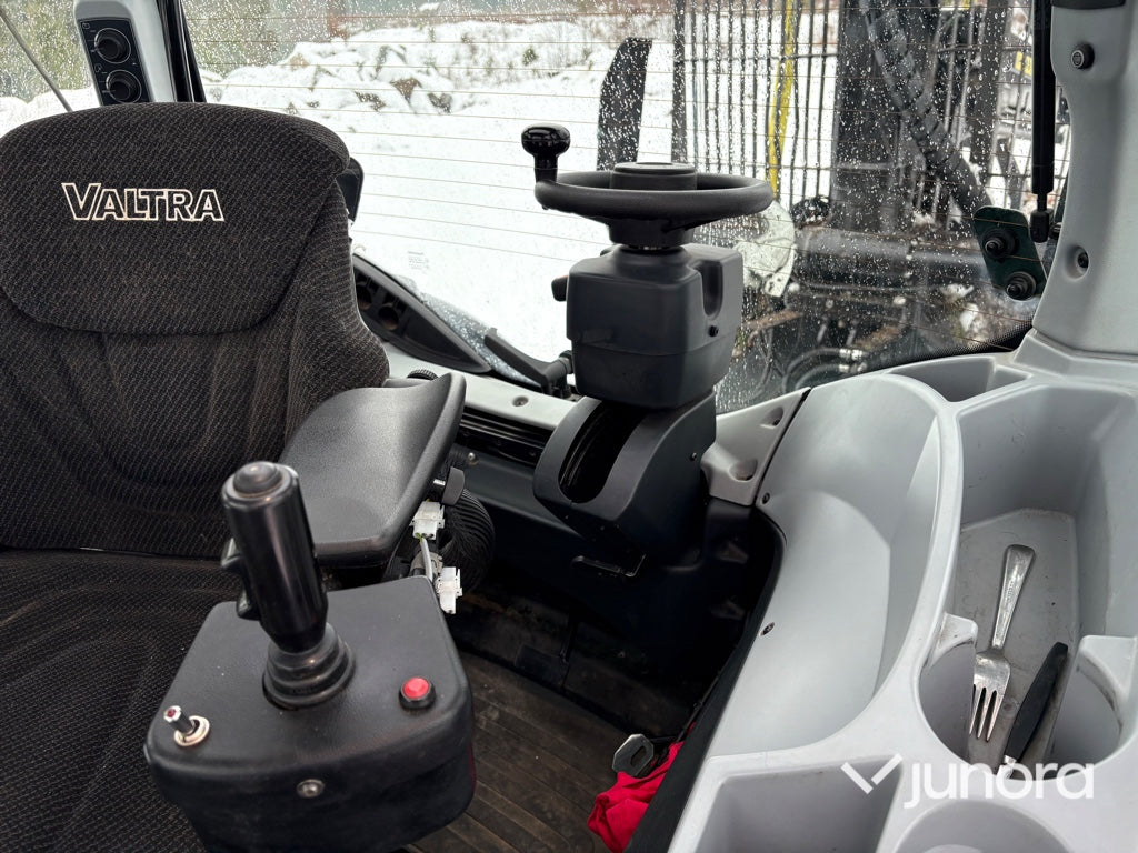 Traktor – Valtra N175 Direct, med twintrac & lastare