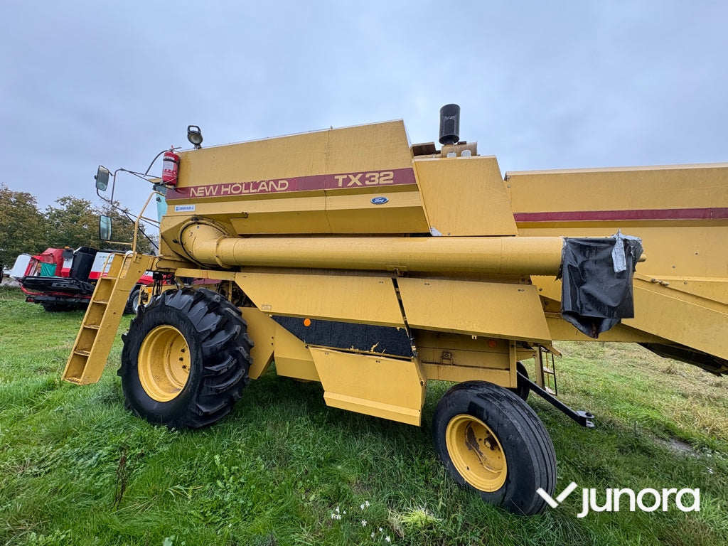 Skördetröska New Holland TX32 17 fot