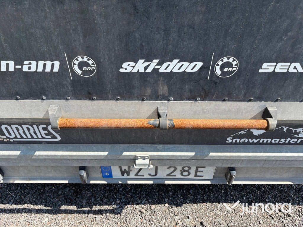 Släpvagn Lorries Snowmaster TT495-i med kåpa