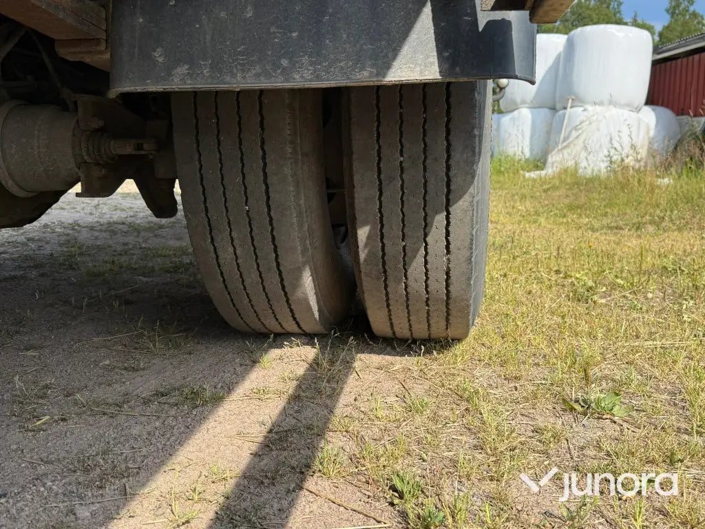 Lastbil - Iveco 80E18 med högt skåp