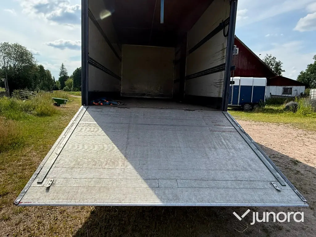 Lastbil - Iveco 80E18 med högt skåp