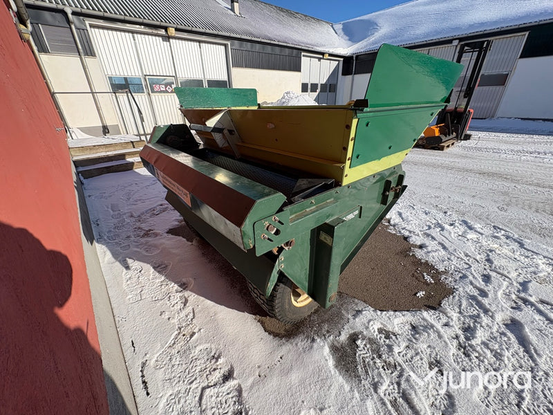 Topdresser - Cushman, 5th Wheel Top Dresser