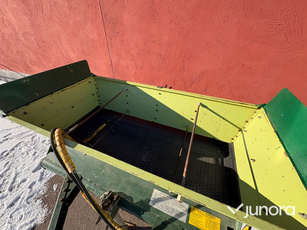 Topdresser - Cushman, 5th Wheel Top Dresser