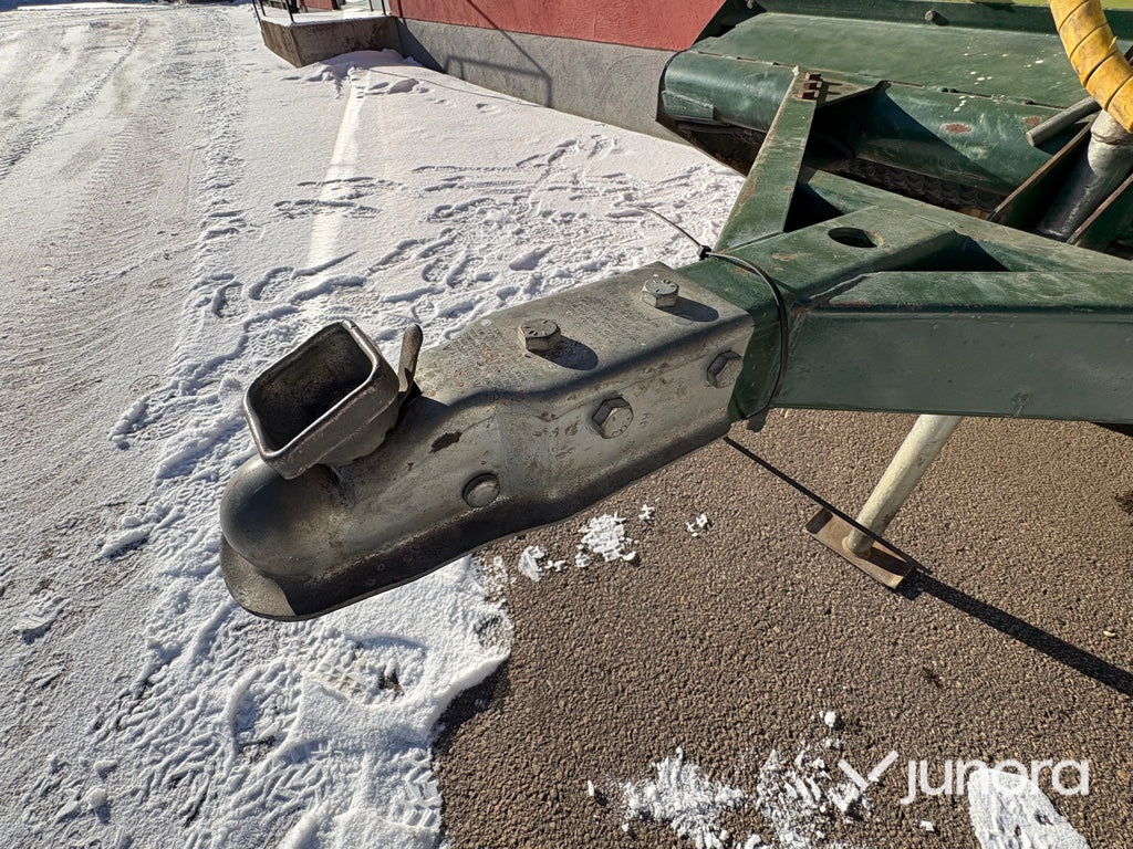 Topdresser - Cushman, 5th Wheel Top Dresser
