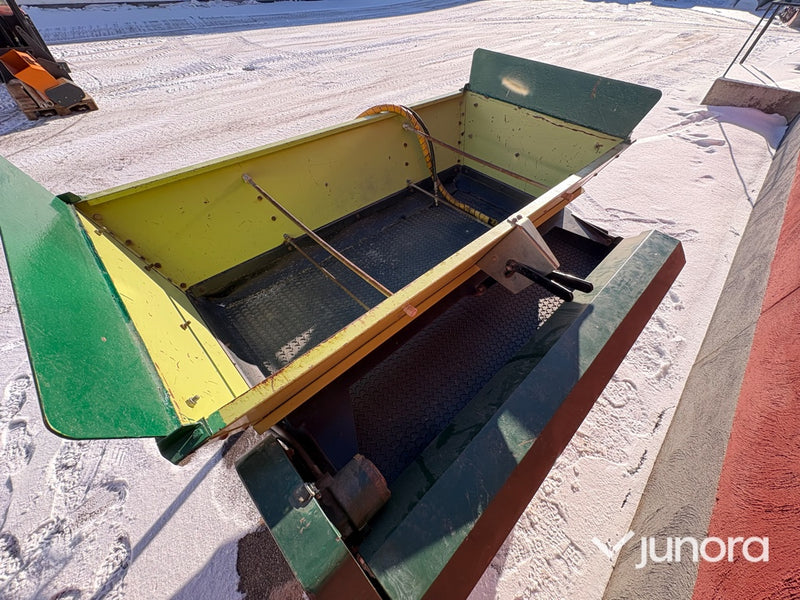 Topdresser - Cushman, 5th Wheel Top Dresser