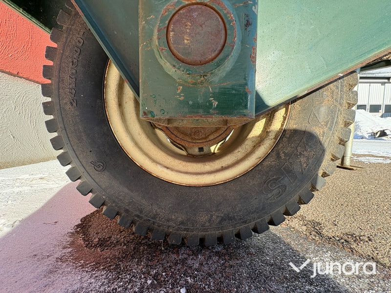 Topdresser - Cushman, 5th Wheel Top Dresser