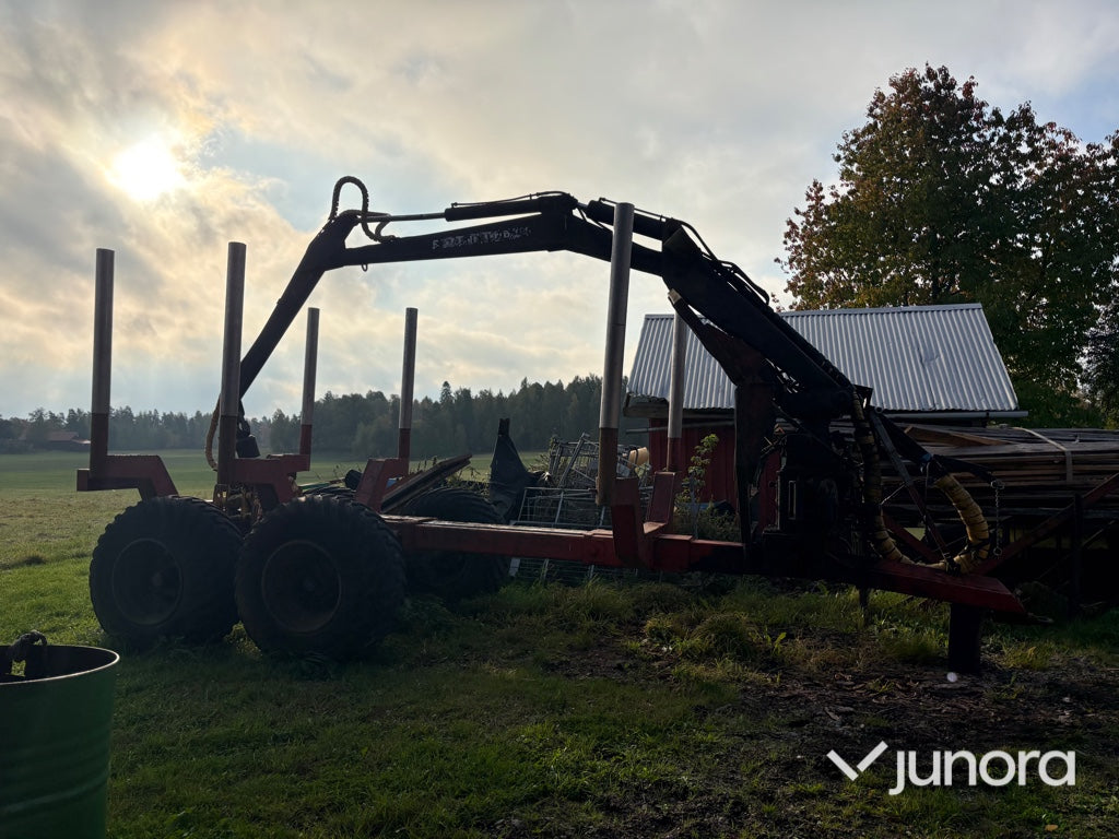 Skogsvagn med kran Rossön 10-12 ton