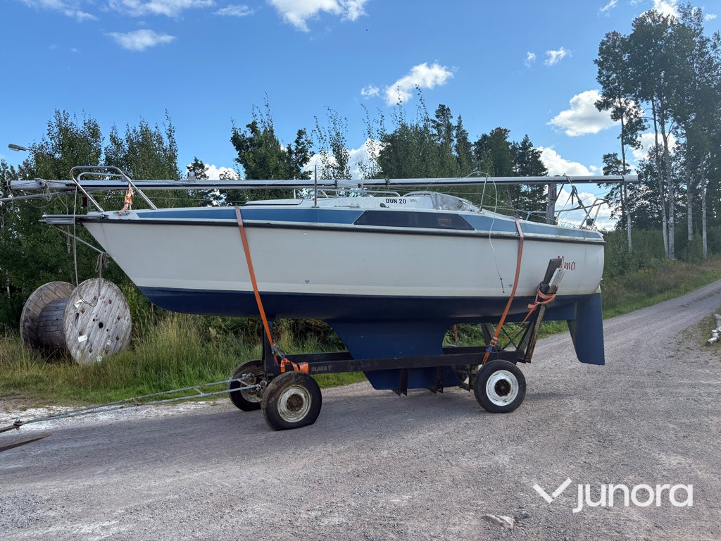 Segelbåt med trailer