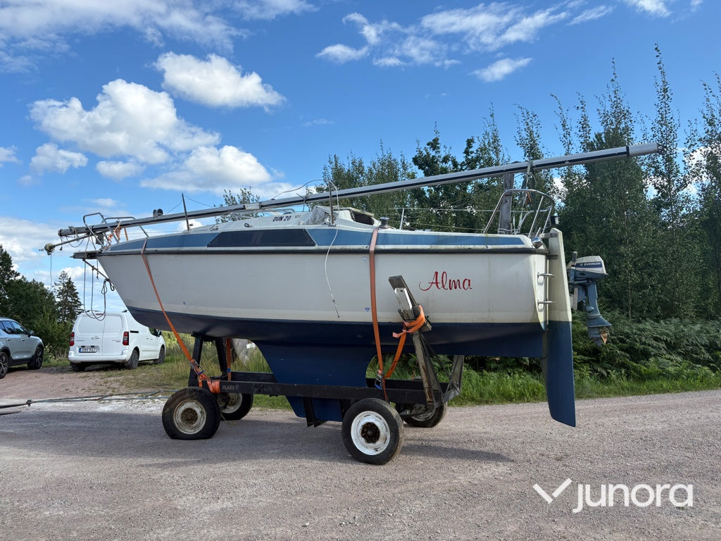 Segelbåt med trailer
