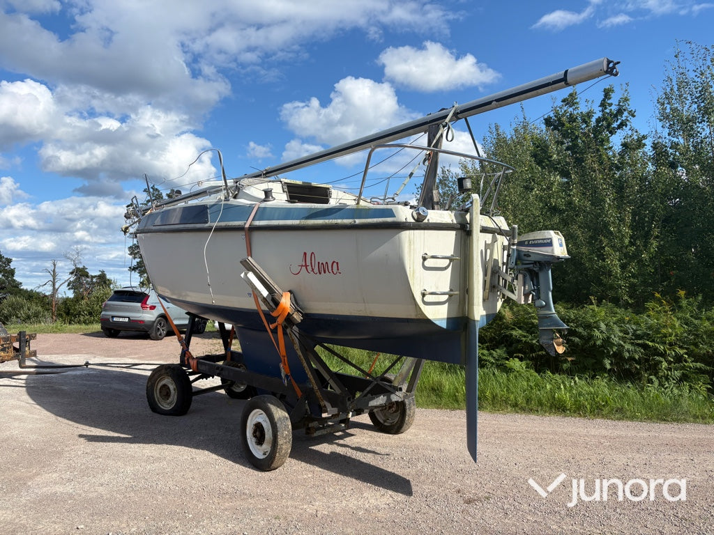 Segelbåt med trailer