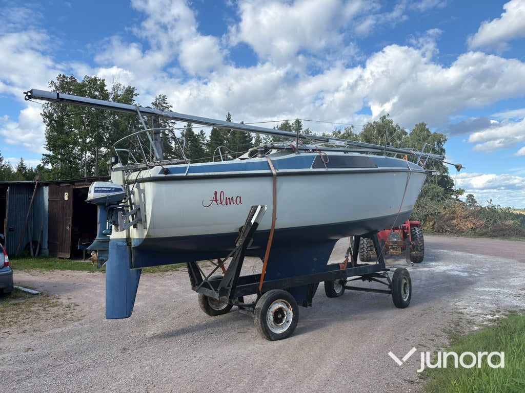 Segelbåt med trailer