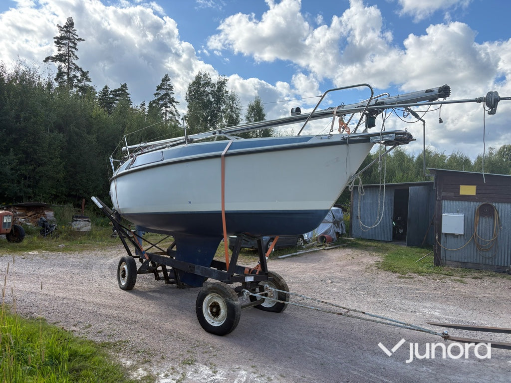 Segelbåt med trailer