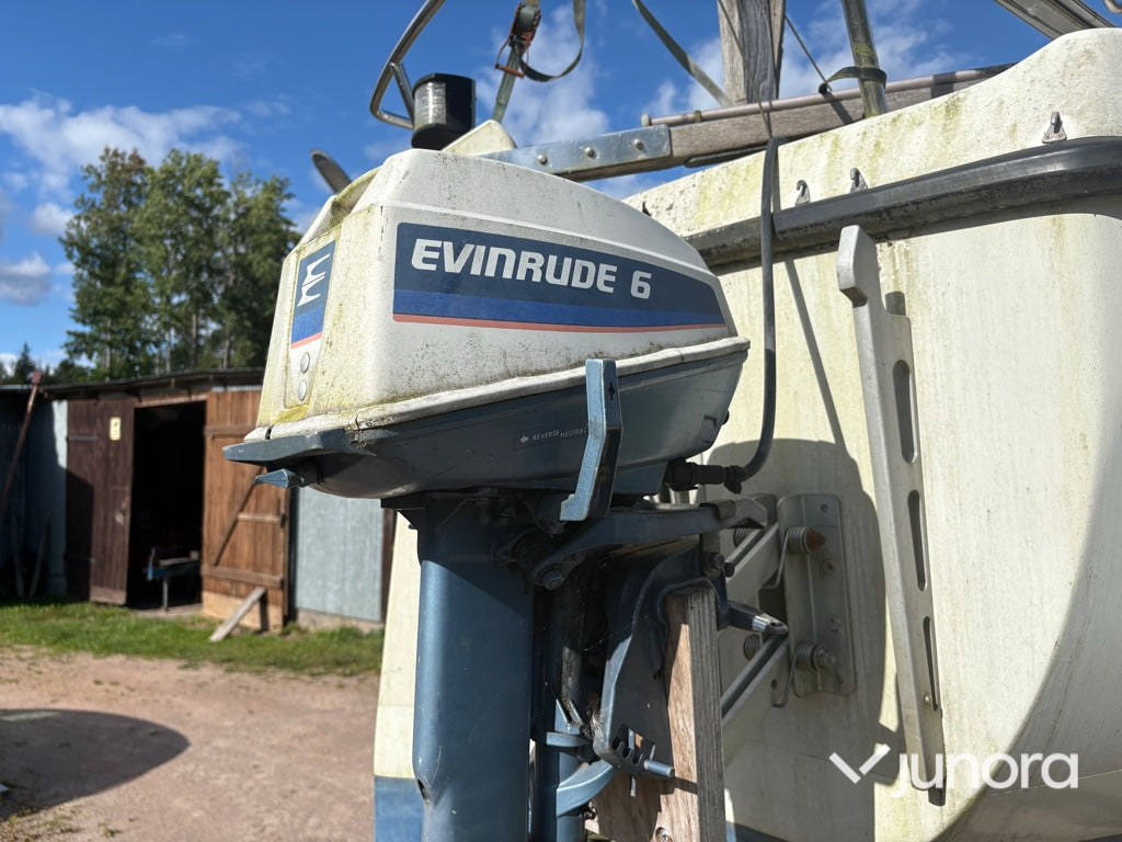 Segelbåt med trailer